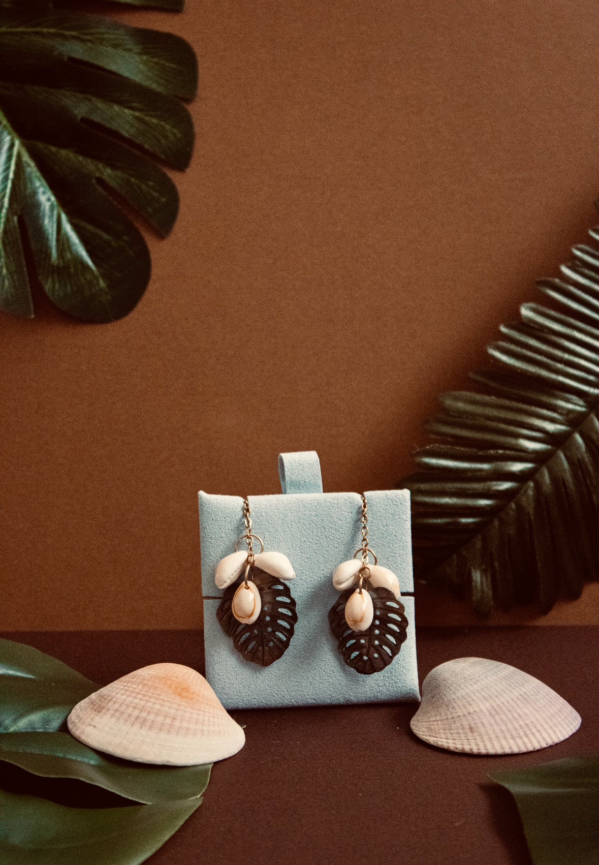 Boucle d'oreille pendante APE en nacre plus coquillage