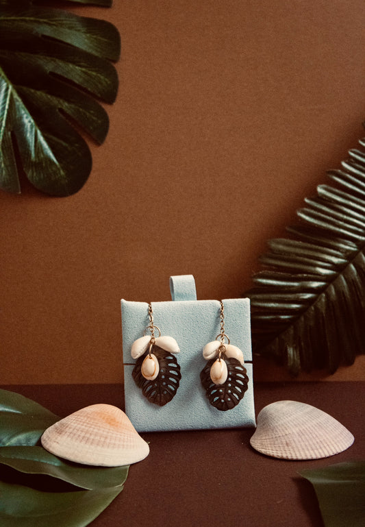 Boucle d'oreille pendante APE en nacre plus coquillage